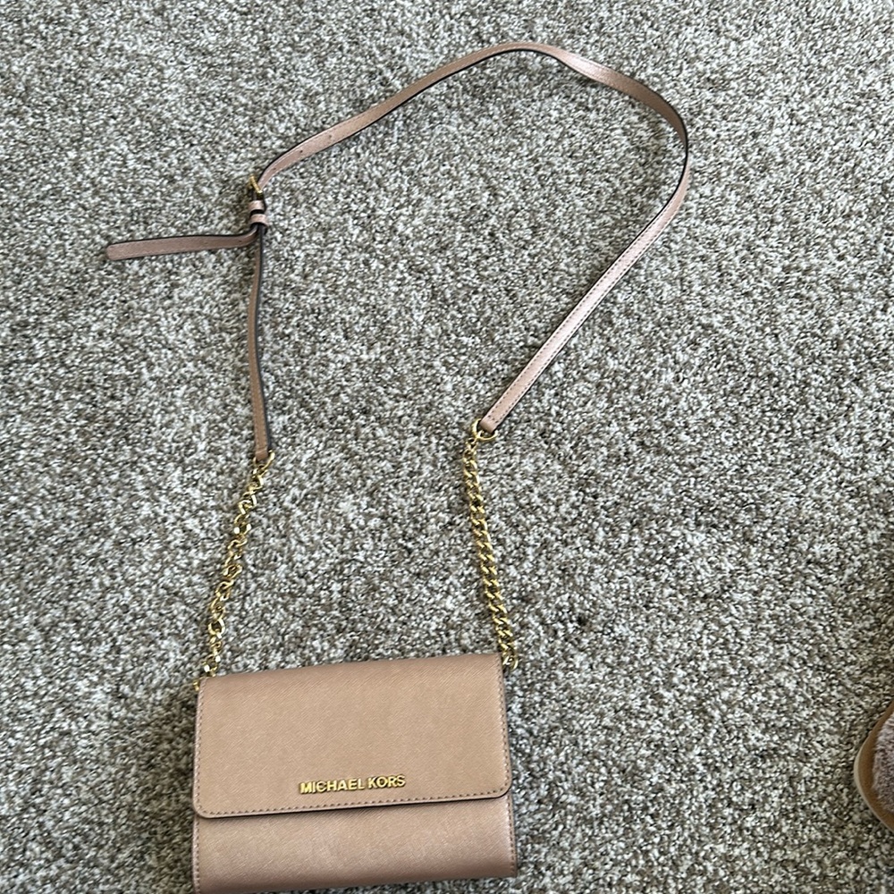 Envelope crossbody clutch
